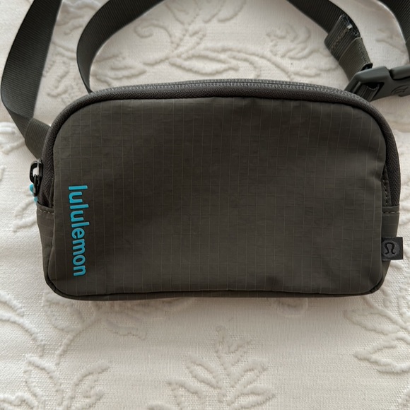 Lululemon belt bag NWOT - Picture 3 of 8